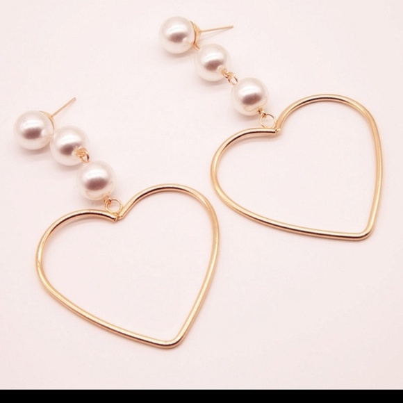 🎉🎉 Host Pick🎉🎉 Statement Heart Earrings - Picture 2 of 4